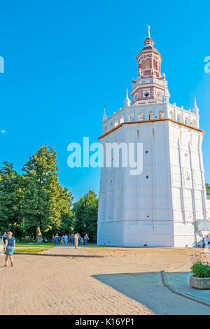 SERGIYEV Posad, Russland - 29. JUNI 2013: achteckige Ente Turm mit rotem Backstein Turm ist die Perle der mittelalterlichen Festung des hl. Sergius Trinity Lavra, o Stockfoto