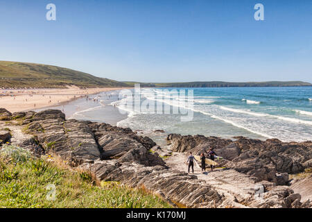 17. Juni 2017: Woolacombe, North Devon, England, UK - eine Gruppe von Surfern blickt über den Strand an einem der heißesten Tage des Jahres. Stockfoto