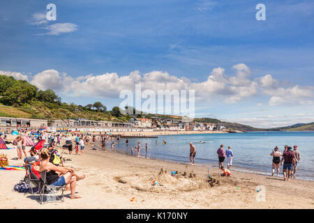 1. Juli 2017: Lyme Regis, Dorset, England, UK-Sandstrand an einem heißen Sommertag. Stockfoto