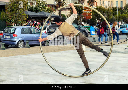 THESSALONIKI, Griechenland - 26. März. Street artist gibt eine akrobatikshow am 26. März in Thessaloniki 2017. Stockfoto