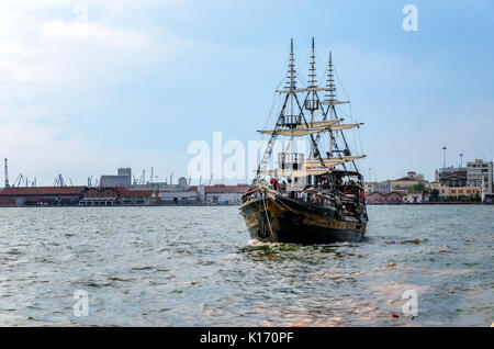 THESSALONIKI, Griechenland - 26. März: Kreuzfahrtschiff für Sightseeing auf die Promenade am Ufer der Ägäis, am 26. März 2017 in Thessaloniki, Griechenland Stockfoto