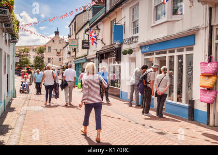 # Juli 2017: Sidmouth, Dorset, England, UK-Leute einkaufen in alten Fore Street an einem sonnigen Sommertag. Fokus auf den Vordergrund. Stockfoto
