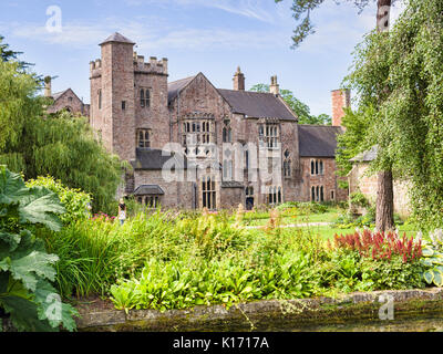 Vom 9. Juli 2017: Wells, Somerset, England, UK-Bischöfe Palast und Gärten an einem sonnigen Sommertag. Stockfoto