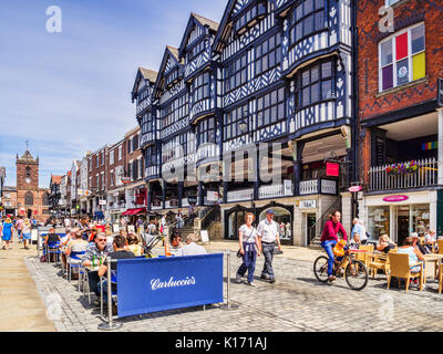 18. Juli 2017: Chester, Cheshire, England, UK-Fachwerkhäuser in der Bridge Street, und Carluccio's Restaurant, mit den Menschen draussen sitzen in der s Stockfoto