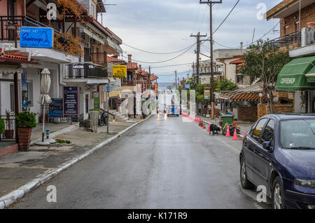 ATHOS, Griechenland - 27. MÄRZ 2017: Hauptstraße von Ouranoupolis eines der attraktivsten. Ouranoupolis ist Eintritt zu Klöstern des Heiligen Berges Athos. Stockfoto