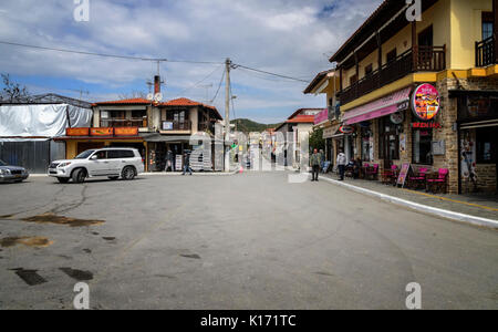 ATHOS, Griechenland - 27. MÄRZ 2017: Hauptstraße von Ouranoupolis eines der attraktivsten. Ouranoupolis ist Eintritt zu Klöstern des Heiligen Berges Athos. Stockfoto