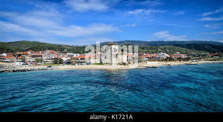 Alte Ouranoupolis Tower auf der Halbinsel Athos in Chalkidiki, Griechenland Stockfoto