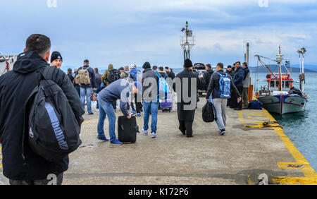 OURANOUPOLI, Griechenland - 27. MÄRZ 2017: Pilger im Hafen von Ouranopolis, vor der Landung auf der Fähre nach Athos Stockfoto