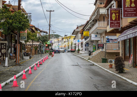 ATHOS, Griechenland - 27. MÄRZ 2017: Hauptstraße von Ouranoupolis eines der attraktivsten. Ouranoupolis ist Eintritt zu Klöstern des Heiligen Berges Athos. Stockfoto