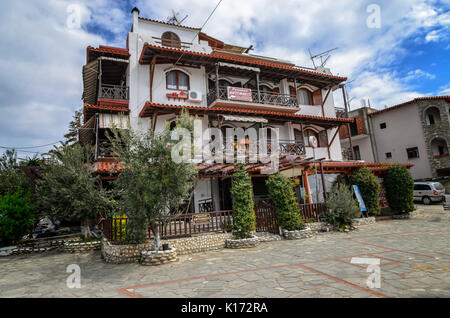 ATHOS, Griechenland - 27. MÄRZ 2017: Hauptstraße von Ouranoupolis eines der attraktivsten. Ouranoupolis ist Eintritt zu Klöstern des Heiligen Berges Athos. Stockfoto