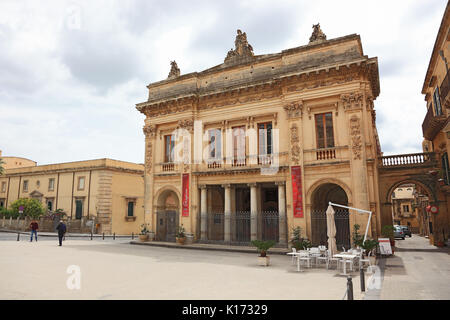 Sizilien, das Theater, das Teatro Comunale Vittorio Emanuele in der Altstadt von der spätbarocken Stadt Noto in Val di Noto und Syrakus Provinz, UNESCO Worl Stockfoto