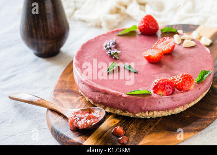 Raw gesunden veganen Käsekuchen, hausgemachte mit Cashew, Minze und Erdbeeren Stockfoto