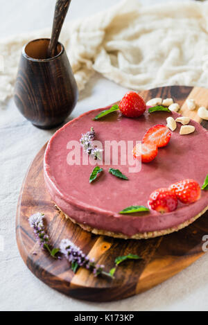 Raw gesunden veganen Käsekuchen, hausgemachte mit Cashew, Minze und Erdbeeren Stockfoto