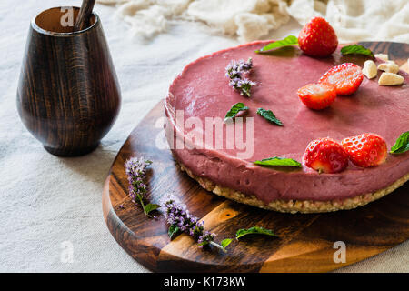 Raw gesunden veganen Käsekuchen, hausgemachte mit Cashew, Minze und Erdbeeren Stockfoto