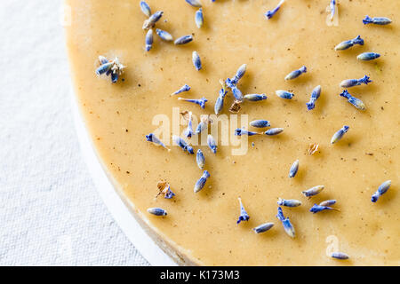 Raw gesunde Kuchen mit Lavendelblüten. Ansicht von oben, in der Nähe Stockfoto