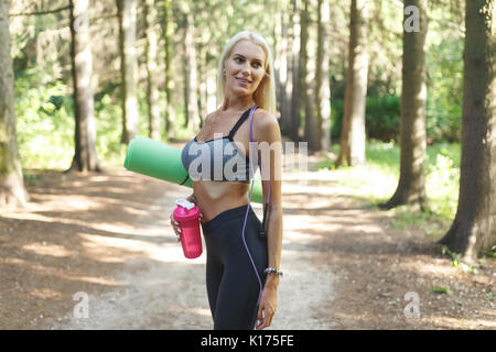 Bild der Sportlerin im Sport Kleidung mit Wolldecke Stockfoto