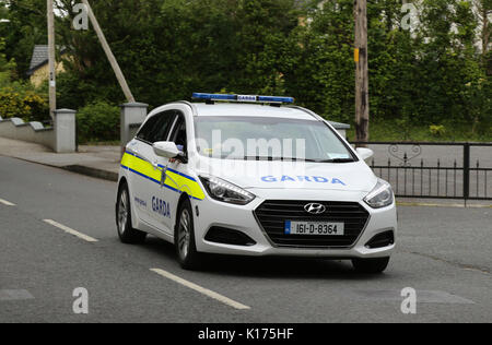 Ein streifenwagen der irischen Polizei, Gardasee, in der Nähe von Kenmare, County Kerry, Irland. Stockfoto