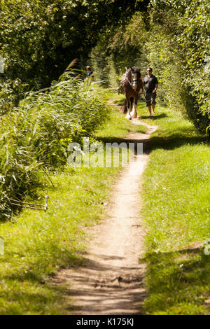 Pferdekutschen Lastkahn auf dem Kennet und Avon Kanal Newbury Stockfoto