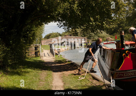 Pferdekutschen Lastkahn auf dem Kennet und Avon Kanal Newbury Stockfoto