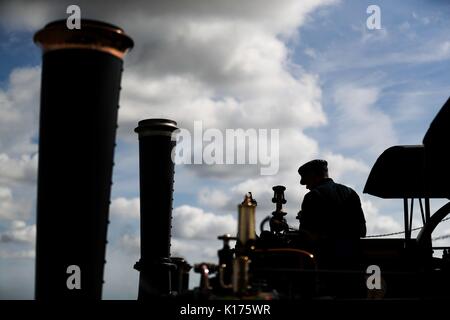 Ein Aussteller bereitet seine Traktion Motor an Tag zwei des Great Dorset Steam Fair im Tarrant Hinton, Dorset. Stockfoto