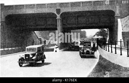 1930 North Circular Road, London nur nach dem Bau - Vintage Kraftfahrzeuge, die unter den neuen Viadukt mit dem Grand Canal. Stockfoto