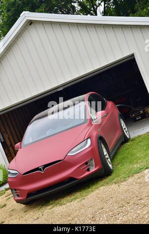 Tesla Modell x Cross-over-all-Elektrofahrzeug aufladen an Private freistehendes Garage am Inn serendipity b&b (Tesla Ziel laden). Stockfoto