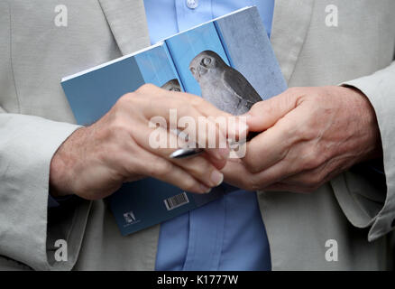 Der Führer der Jeremy Corbyn hält seinen Notebook bei einer Rallye bei Quadrant Shopping Center in Coatbridge. Stockfoto