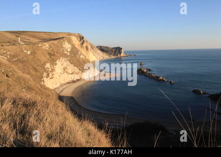 Mann des Krieges Cove. Herzen Strand im Winter, England. Stockfoto