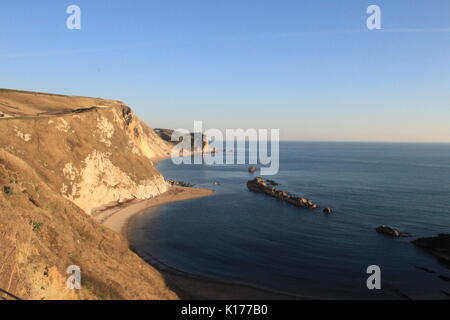 Mann des Krieges Cove. Herzen Strand im Winter von Durdle Door England. Stockfoto