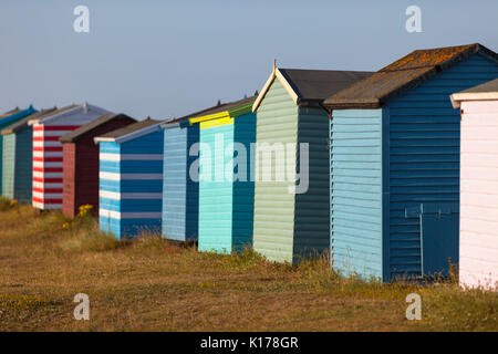 Reihe von bunten hellen Strand Hütten auf einem sonnigen Abend im Sommer. Kent, Großbritannien Stockfoto