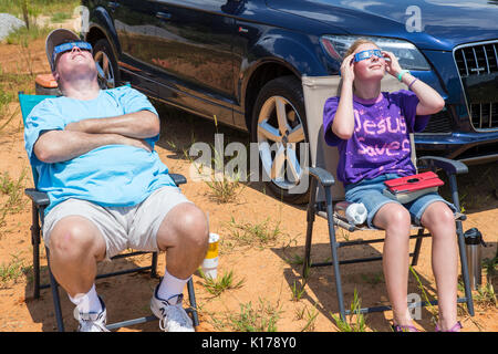 Beobachter tragen eclipse Gläser der Große amerikanische Eclipse am 21. August 2017. Stockfoto