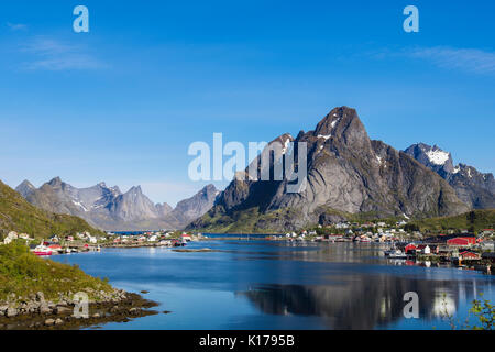Blick über den malerischen natürlichen Fischerhafen zu Berge im Sommer. Reine, Moskenes, Insel Moskenesøya, Lofoten, Nordland, Norwegen Stockfoto