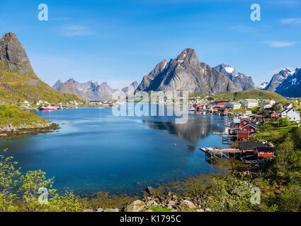Malerische Aussicht über natürliche Fischerhafen zu Berge im Sommer. Reine, Moskenes, Moskenesøya, Lofoten, Nordland, Norwegen Stockfoto