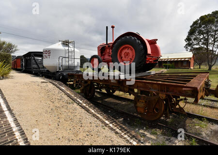 Traktor und den Tanker auf historische Eisenbahn am historischen Tenterfield Railway Museum Stockfoto