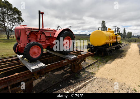 Traktor und den Tanker auf historische Eisenbahn am historischen Tenterfield Railway Museum Stockfoto