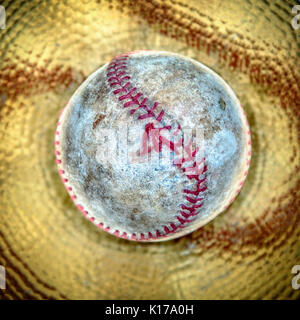 Baseball mit aufgerissene Nähte Stockfoto