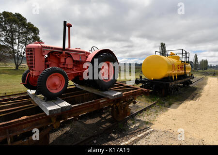 Traktor und den Tanker auf historische Eisenbahn am historischen Tenterfield Railway Museum Stockfoto