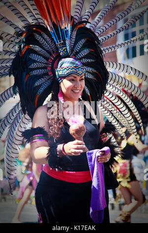 Frau im traditionellen mexikanischen Federn in San Francisco Parade am 30. Mai 2010 Stockfoto