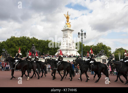 Household Cavalry auf dem Pferderücken zu Buckingham Palace Stockfoto