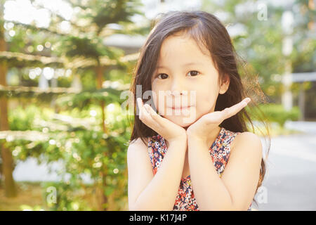 Portrait von kleinen Jungen niedlich asiatisches Mädchen. Stockfoto