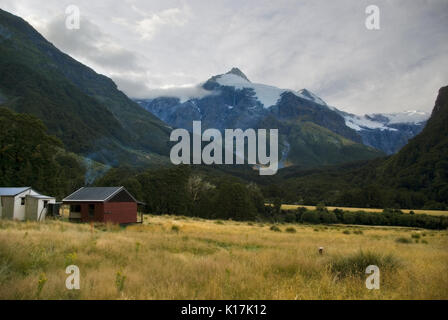 Obere Gabeln Hütte und Mount Pollux im Mount Aspiring National Park, South Island, Neuseeland Stockfoto