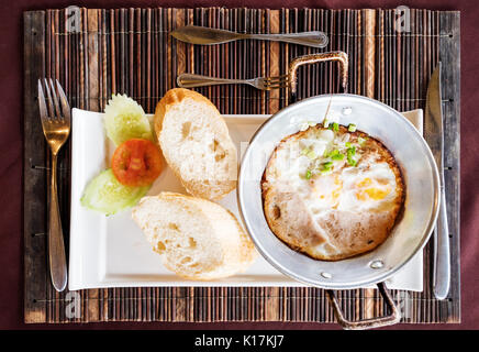 Frühstück Mahlzeit, Spiegelei pan und Brot auf dem Tisch Stockfoto