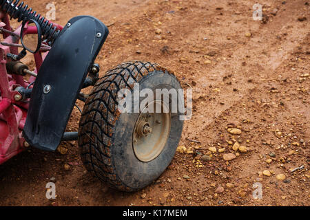 Off Road buggy Reifen auf unbefestigte Straße Stockfoto