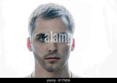 Porträt der Mann mit der Hälfte rasierte sich den Bart. Pflege und Hygiene. Ein Mann mit blauen Augen steht auf einem weißen Hintergrund. Stockfoto