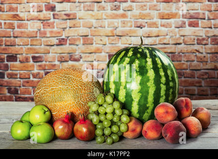 Frische organische Früchte Mix auf Holz- Oberfläche Stockfoto