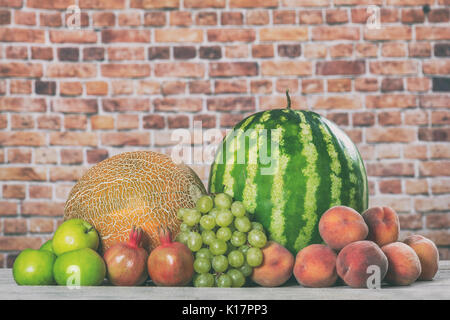 Frische organische Früchte Mix auf Holz- Oberfläche Stockfoto