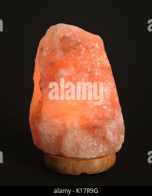 Himalaya Salz Lampe auf schwarzem Hintergrund Stockfoto