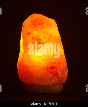 Himalaya Salz Lampe auf schwarzem Hintergrund Stockfoto