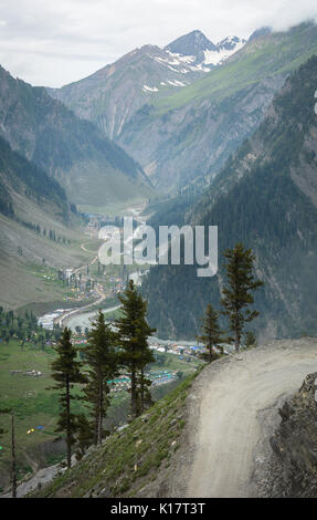 Mountain Road mit Tal in Jammu und Kaschmir, Indien. Der Kaschmir Valley ist berühmt für seine wunderschöne bergige Landschaft. Stockfoto