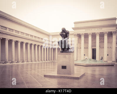 Der Hof der Ehre, mit einer Besetzung von der Statue der Denker von Auguste Rodin in der Legion von Ehre Fine Art Museum in San Francisco. Stockfoto